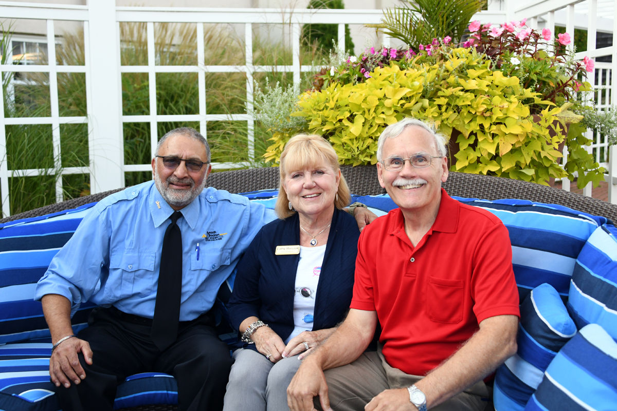 296 Driver Vijay, tour director Cathy, Dave Mettenbrink.jpg